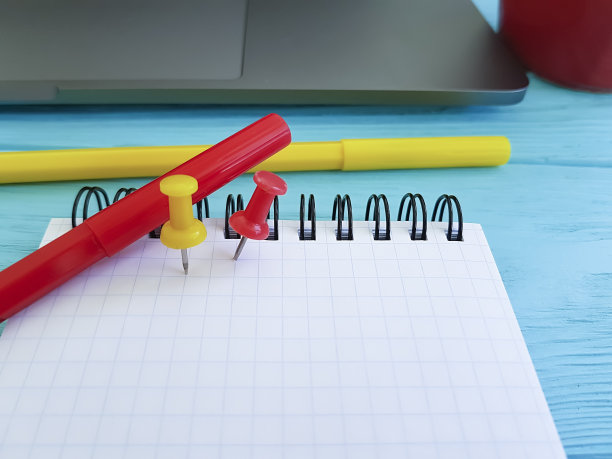 彩色钢笔和记事本