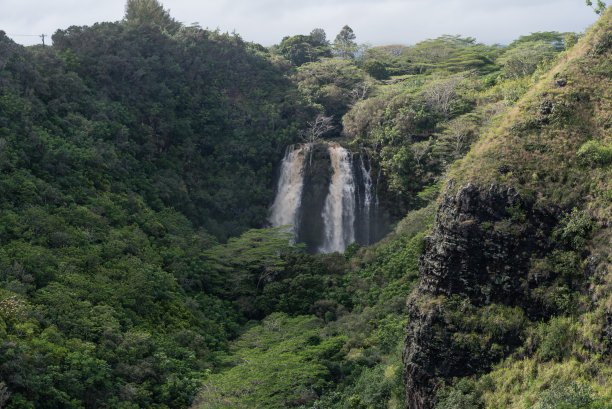 陡峭深渊