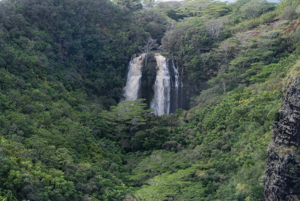 陡峭深渊