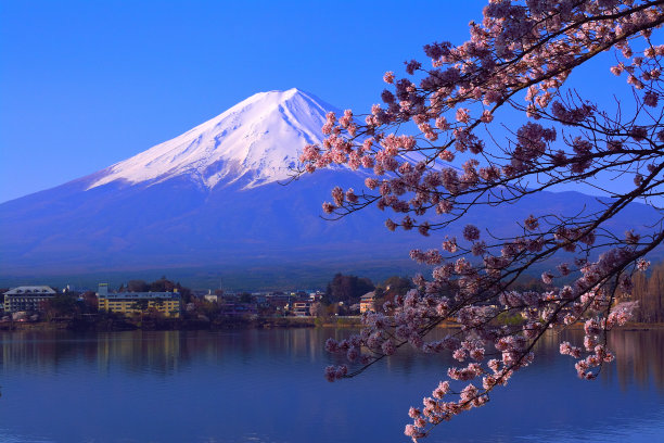 雪山湖泊