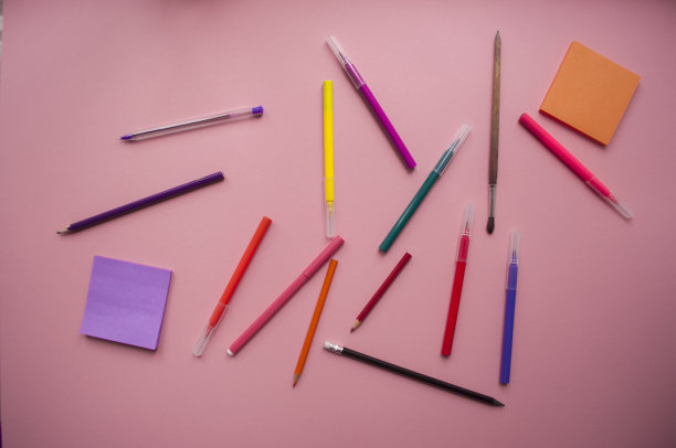 彩色钢笔和记事本