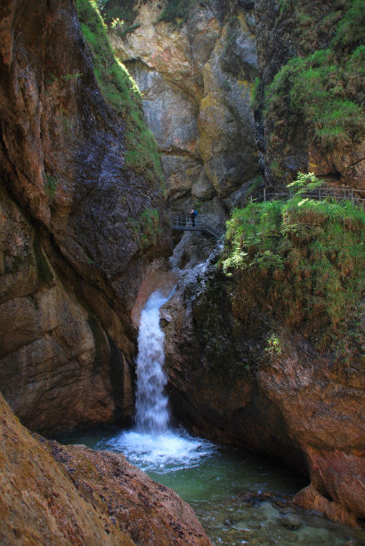 陡峭深渊