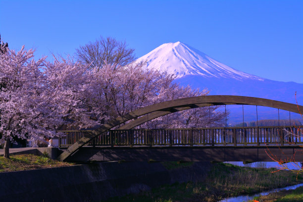 雪山湖泊