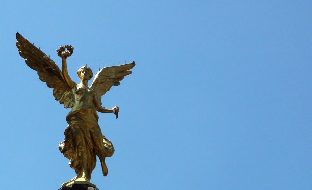 金色天使雕像