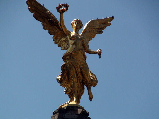 金色天使雕像