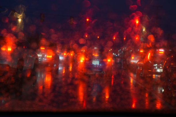 雨中堵车
