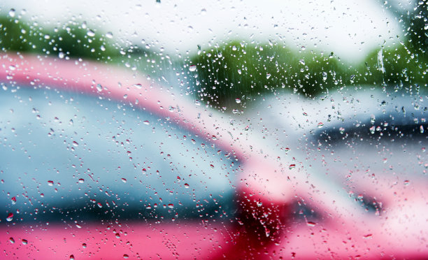 窗外暴雨