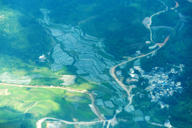 山涧土路