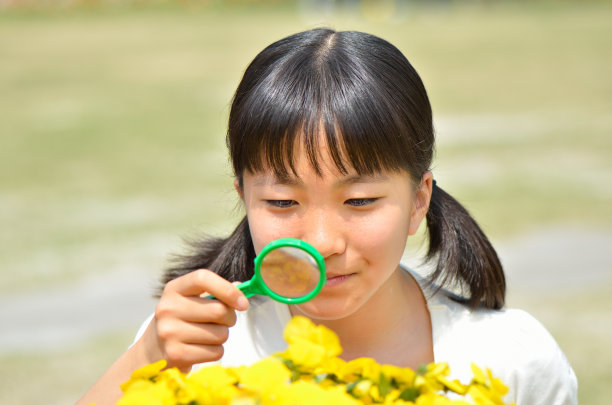 小学生在做实验