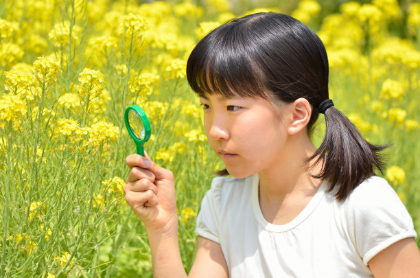 小学生在做实验