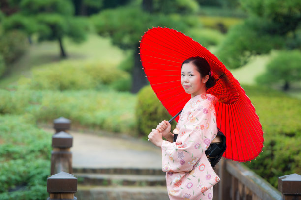 拿油纸伞的美女