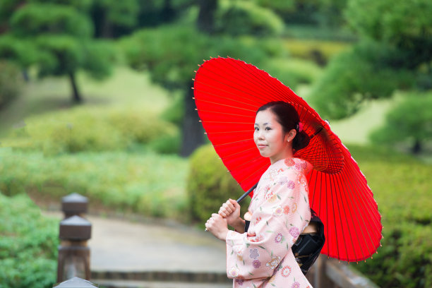 拿油纸伞的美女