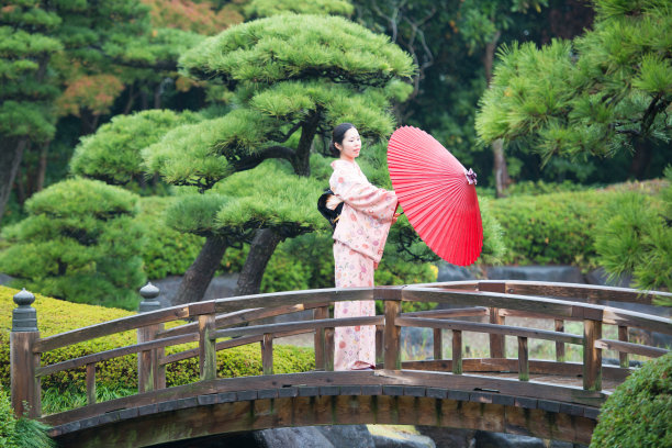 拿油纸伞的美女