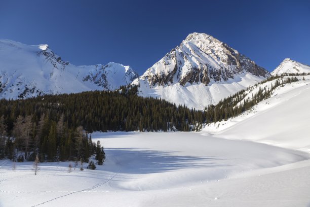 雪山湖泊