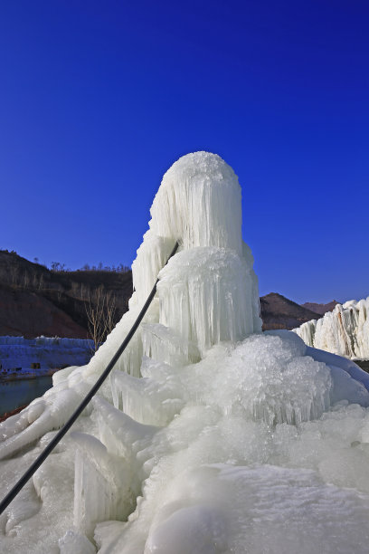 结冰河流