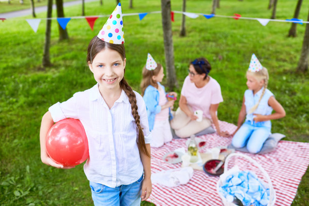 户外野餐的生日聚会