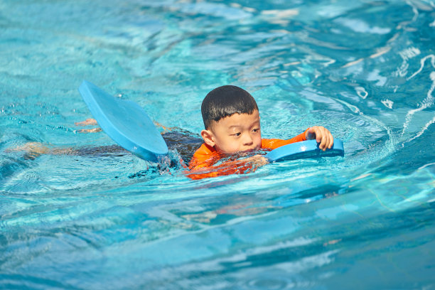 儿童学游泳