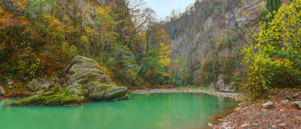 陡峭深渊