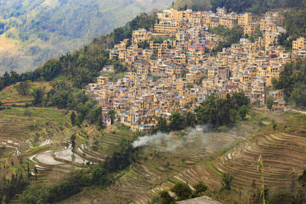 云雾缭绕的山村