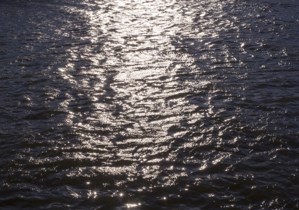 水上日出