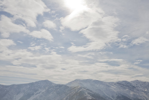 灰色雪山