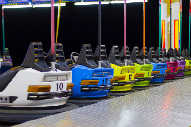五颜六色的玩具车