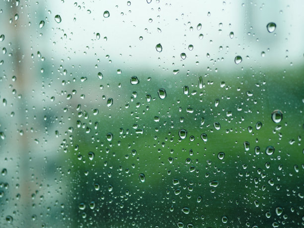 落在窗户玻璃上的雨点水珠