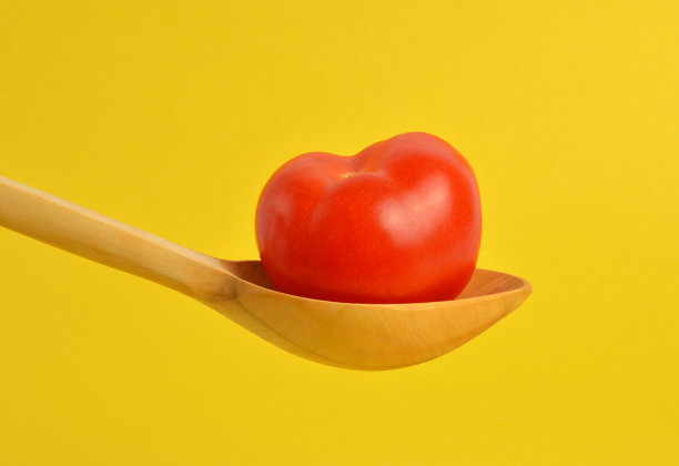 木勺上的红色番茄