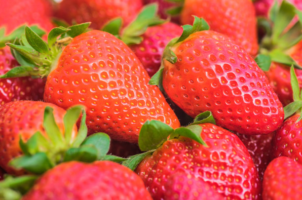 春季草莓水果生鲜海报