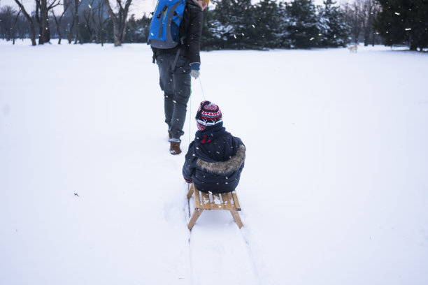 雪地冬季玩耍儿童男孩情侣