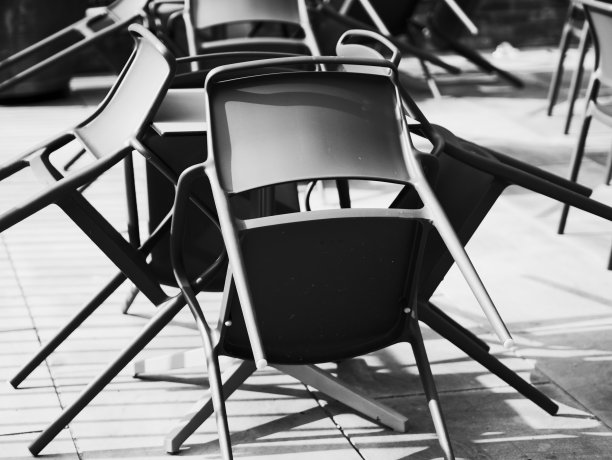 黑白餐馆座椅摄影背景图