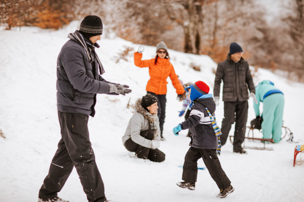 雪地冬季玩耍儿童男孩情侣