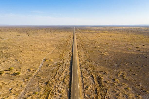 新疆沙漠戈壁上的公路