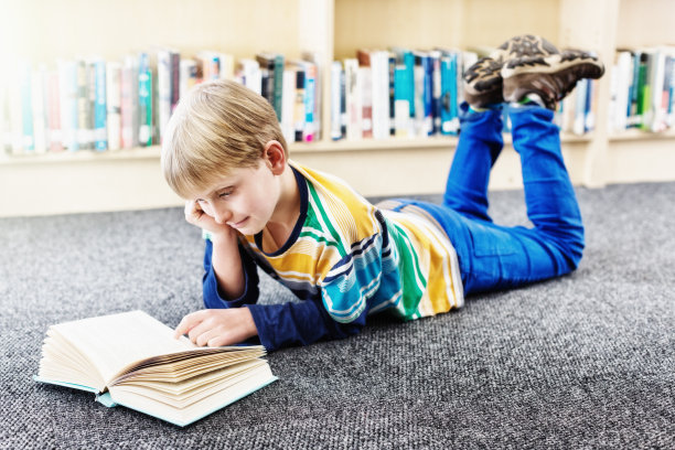 地毯上看书的男孩