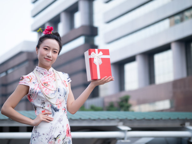 年轻的亚洲女子持有中国新年礼盒