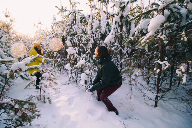 雪地冬季玩耍儿童男孩情侣