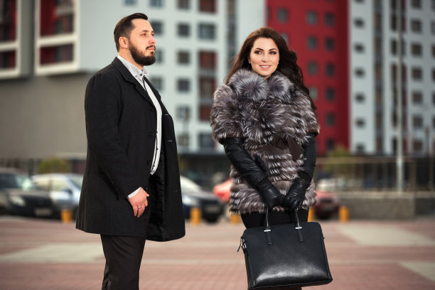 冬天的时尚美丽的男人和女人的毛皮大衣