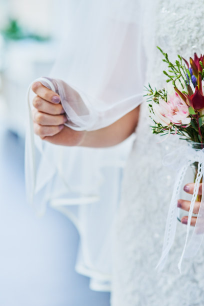 穿着婚纱拿着一束花的新娘