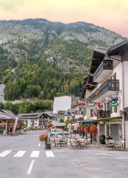 小山村在法国阿尔卑斯山脉的道路上，霞慕尼