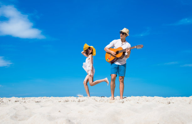 沙滩上听音乐的情侣