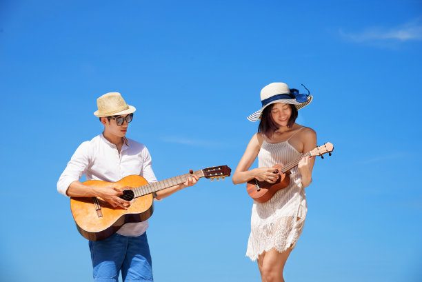 沙滩上听音乐的情侣