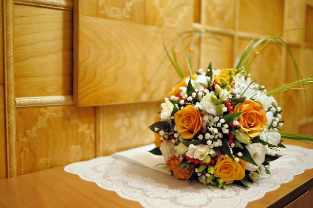 红黄花卉花墙婚礼背景