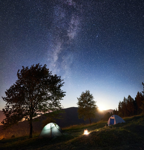 夜空里的山峰月亮星空