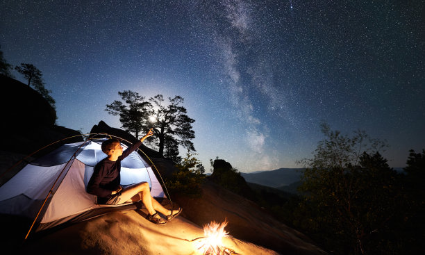 夜空里的山峰月亮星空