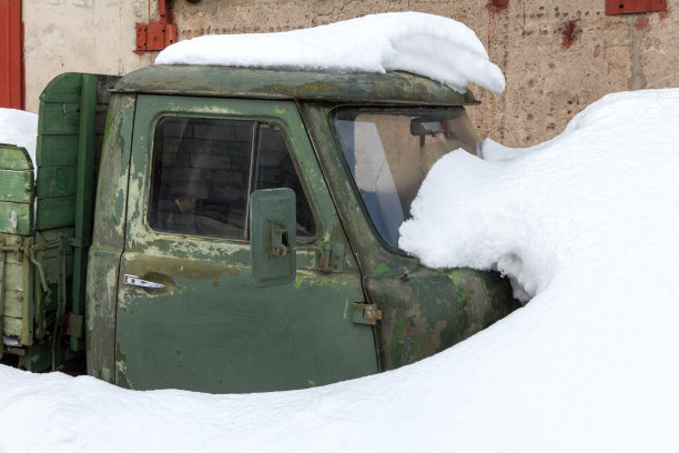 雪地里的复古面包车