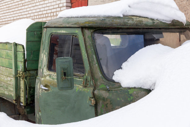 雪地里的复古面包车