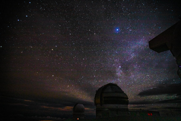 星空下的越野车