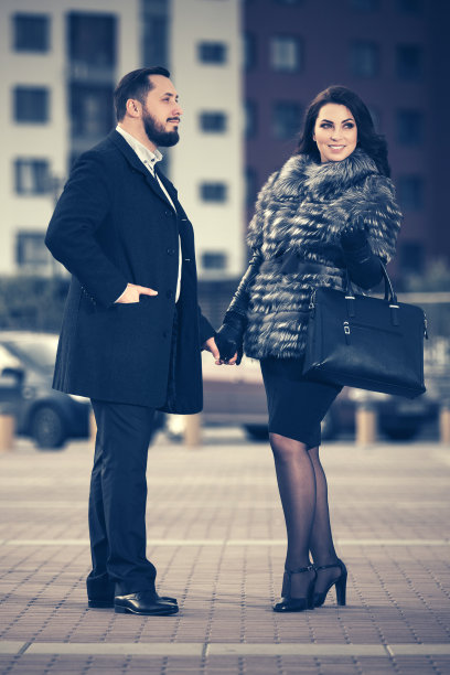 冬天的时尚美丽的男人和女人的毛皮大衣