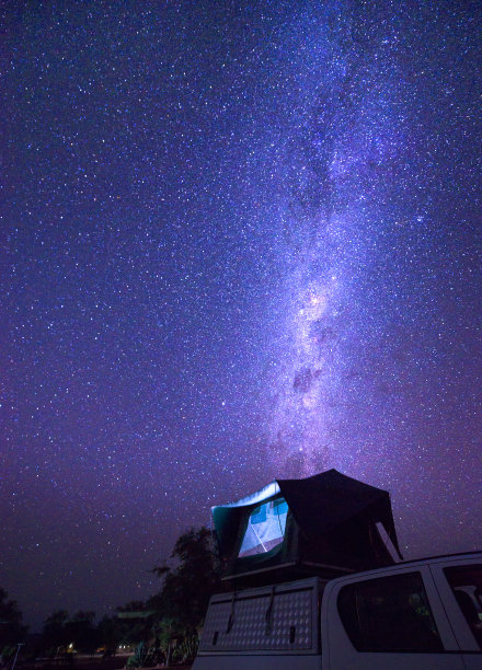 星空下的越野车