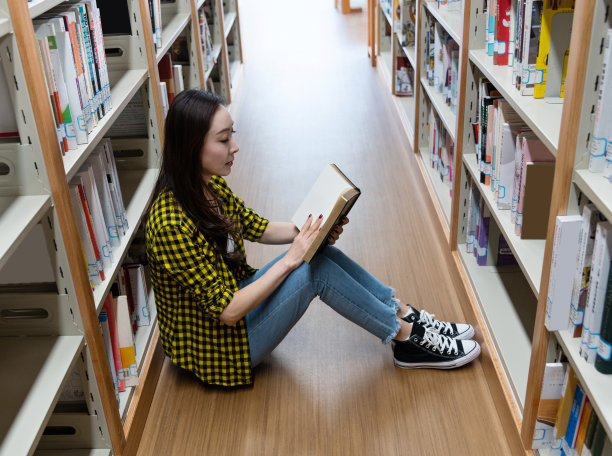 在大学图书馆里看书的女大学生